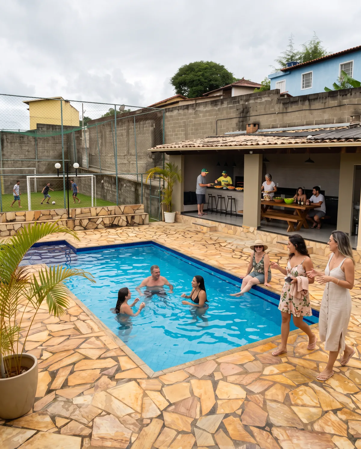 Pessoas aproveitando a piscina, o campo e a área gourmet do Refúgio Andrade