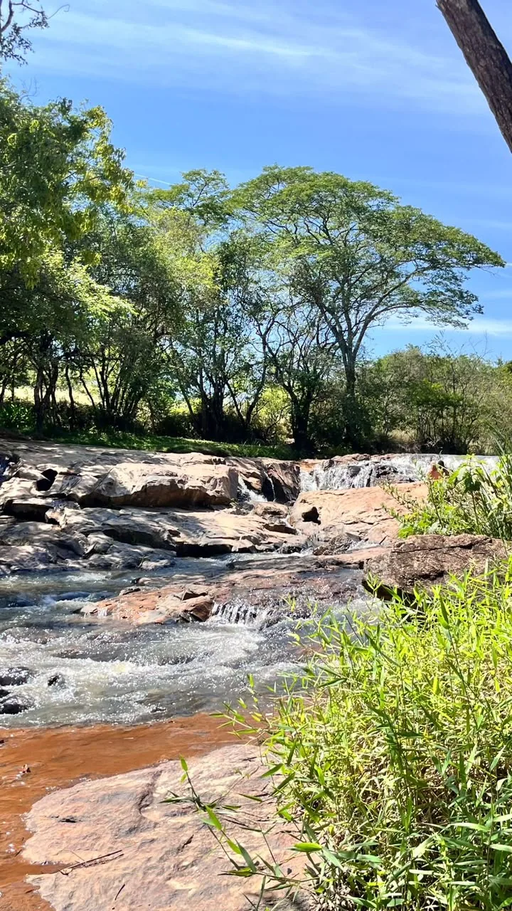 Água correndo sobre pedras na cachoeira da região de Crucilândia