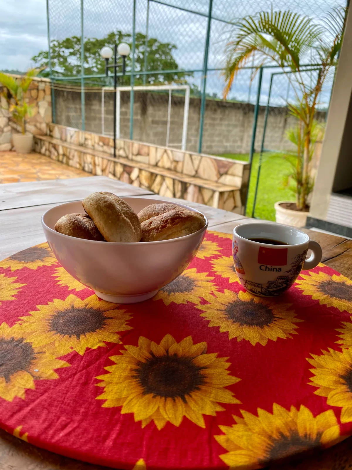 Café servido na varanda, com a piscina do Refúgio Andrade ao fundo