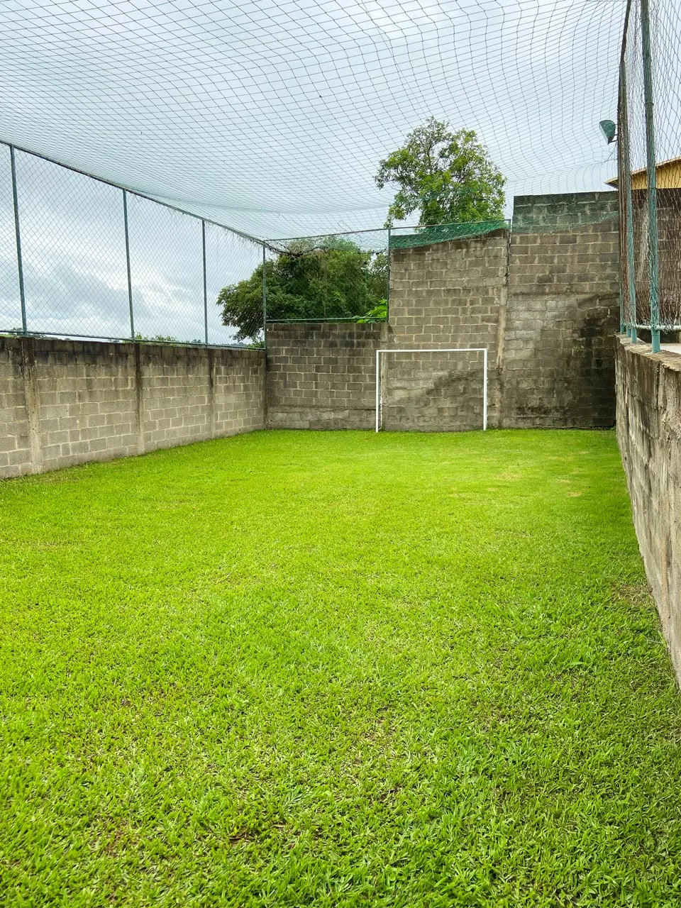 Campo gramado cercado por tela