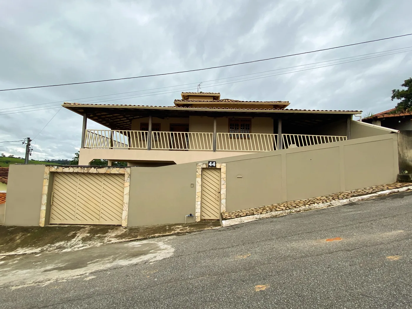 Fachada da casa e rua asfaltada