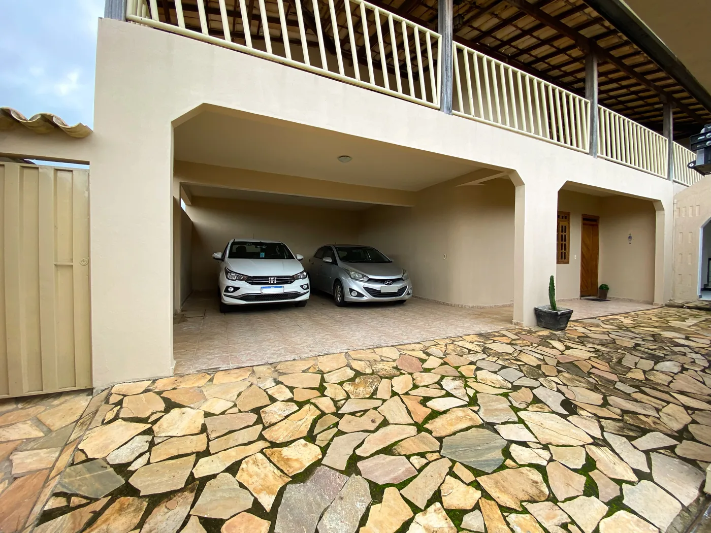 Garagem coberta da casa
