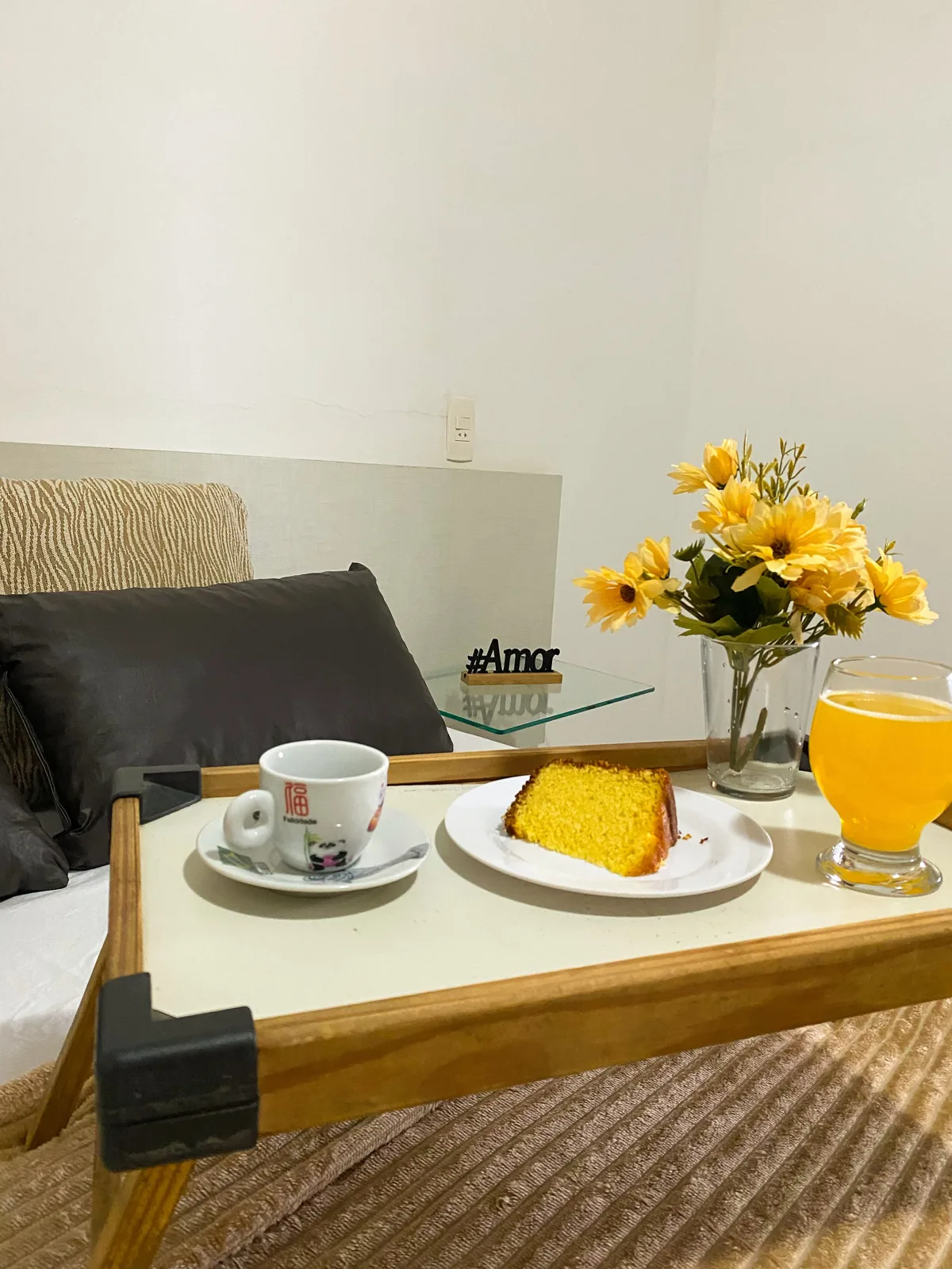 Mesa posta para o café
