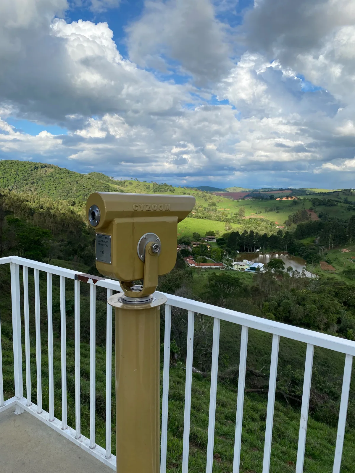 Vista do mirante para a paisagem rural de Crucilândia, Minas Gerais
