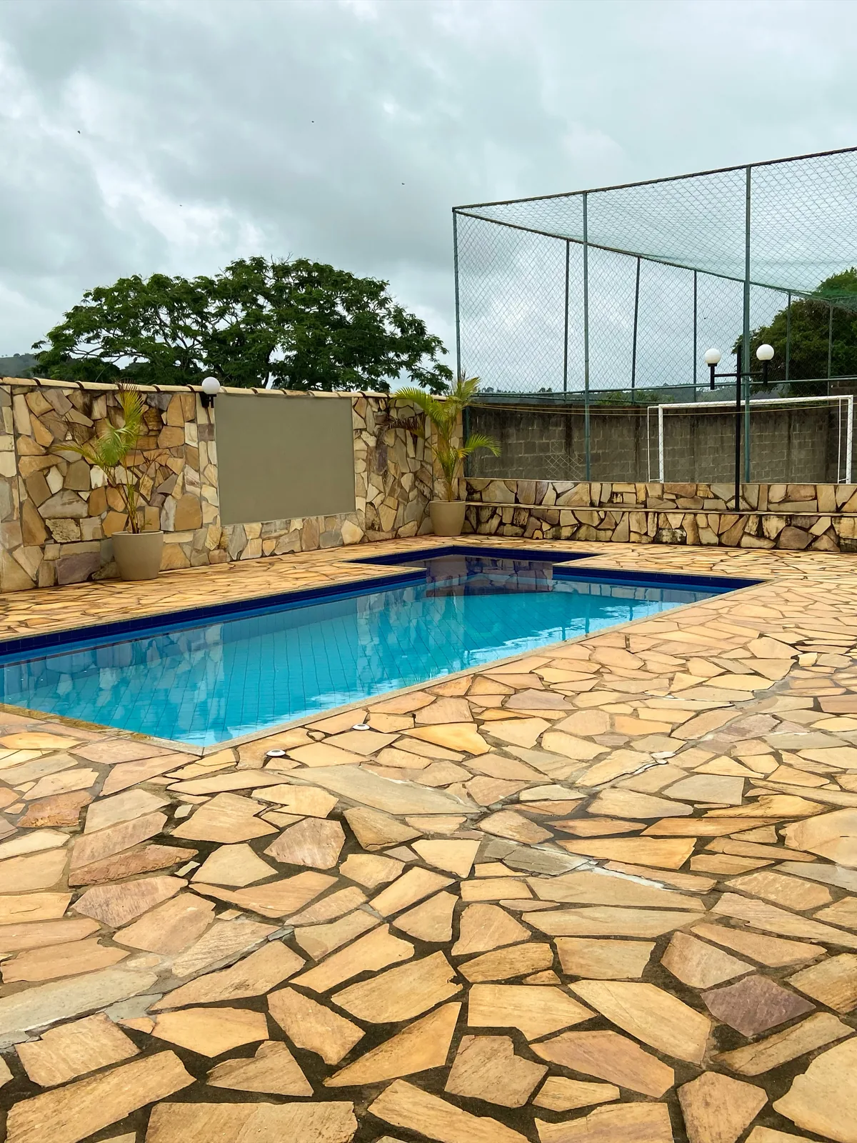 Piscina ao lado da área de lazer