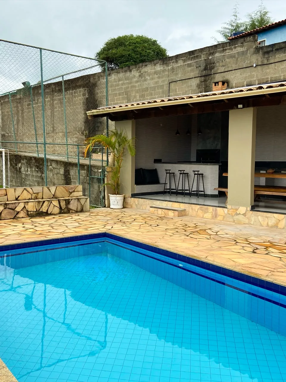 Piscina próxima à área gourmet