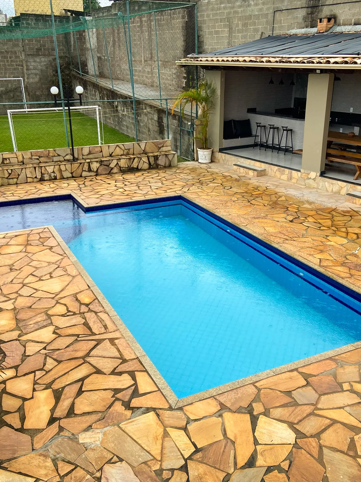 Vista da piscina e do campo gramado