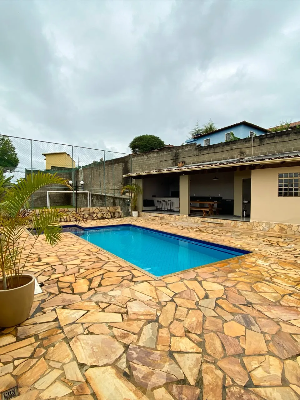 Piscina e área gourmet do Refúgio Andrade em Crucilândia