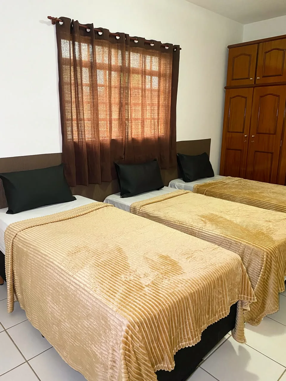 Quarto com duas camas de solteiro