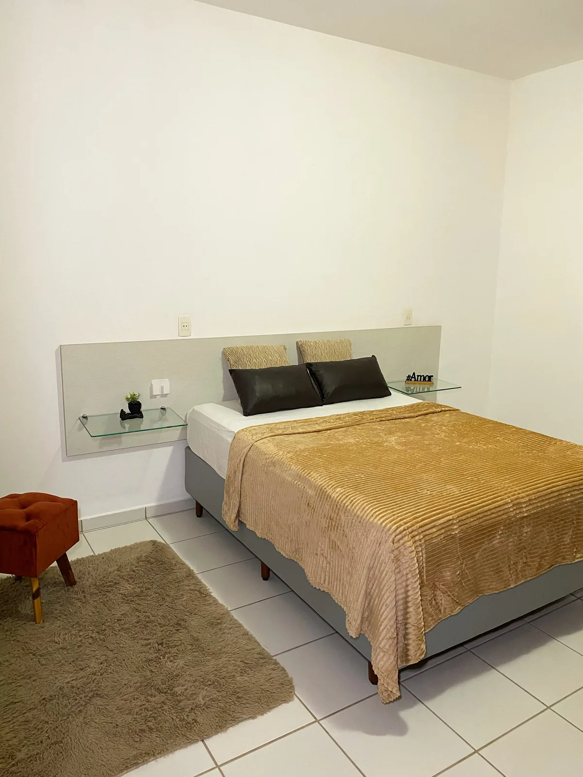 Quarto com cama de casal e janela
