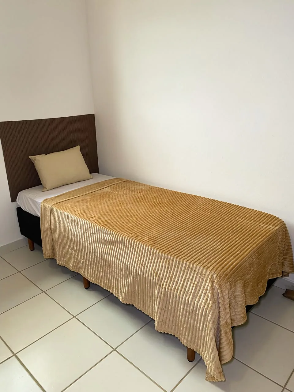 Quarto com cama de solteiro