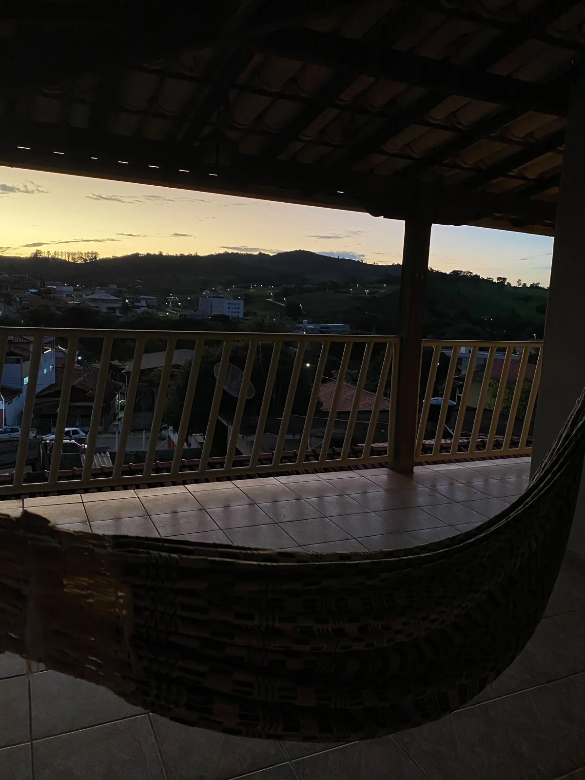 Rede na varanda ao entardecer