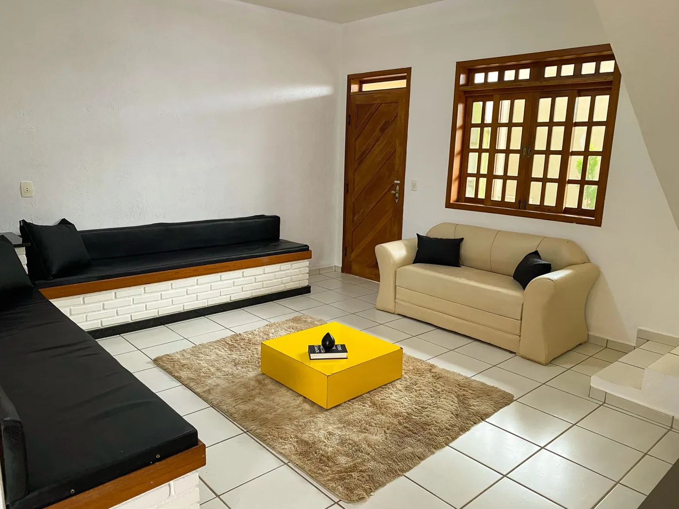 Sala de estar ampla com sofás e mesa de centro