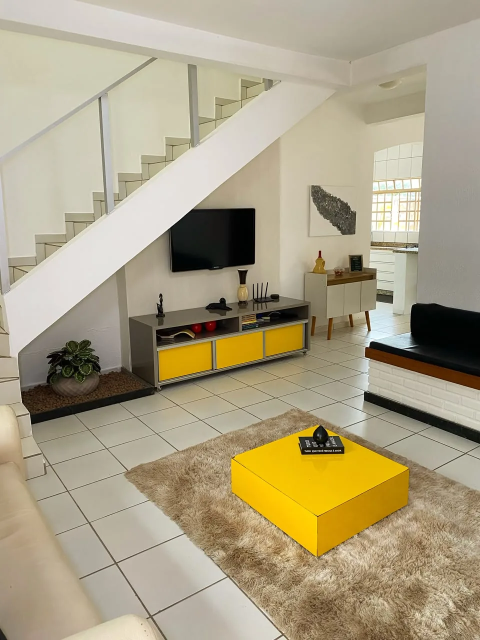 Sala com televisão e escada