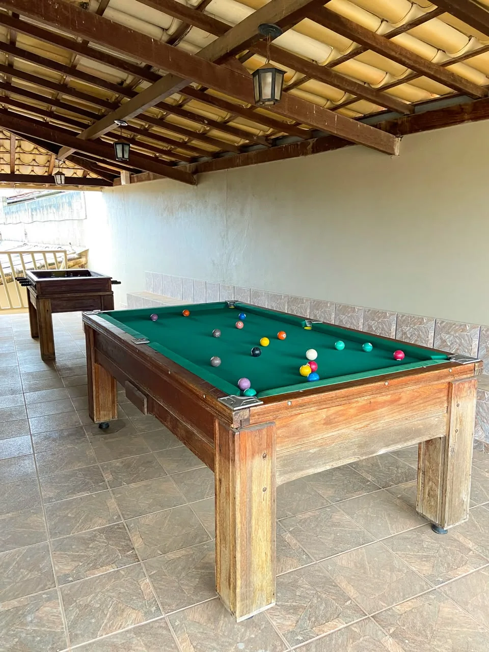 Mesa de sinuca na varanda coberta